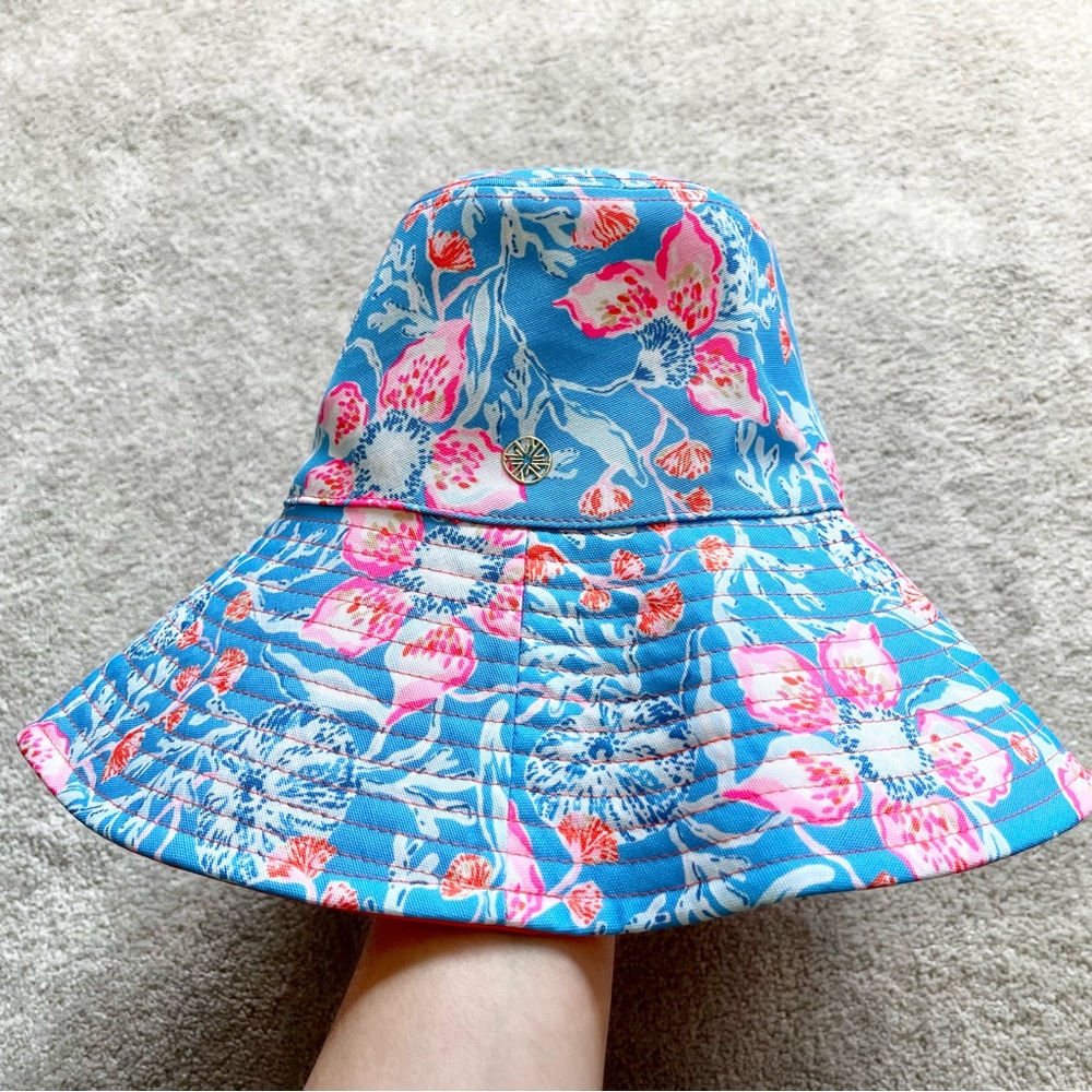 LILLY PULITZER NWT REVERSIBLE SUN BUCKET HAT BEACHY VACATION PREPPY PRETTY - Picture 3 of 9